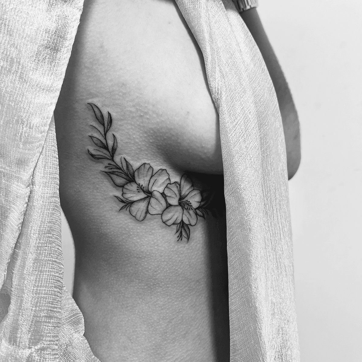 Tatouage minimalist réalisé par Mel Ink près de Quimperlé